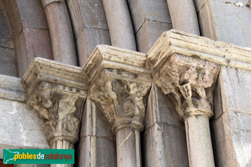 Puigcerdà - Església de Sant Domènec, capitells portal (Foto: Albert Esteves, 2019) Puigcerdà - Església de Sant Domènec, capitells portal