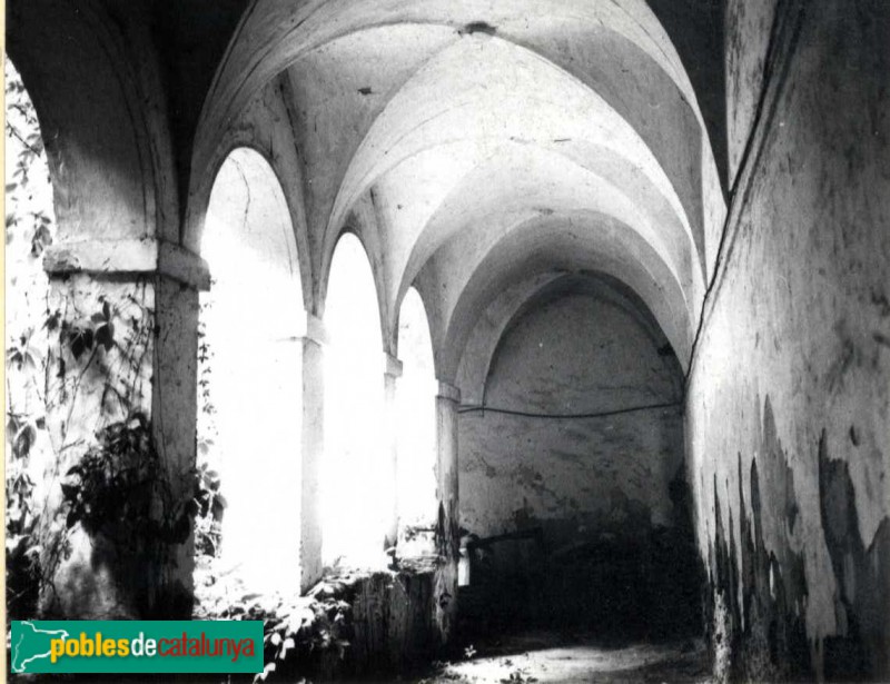 Alcover - Convent de Santa Anna, abans de la restauració (Foto: <i>M.E. Giménez -Invarquit.Gencat.cat-</i>, 1984) Alcover - Convent de Santa Anna, abans de la restauració