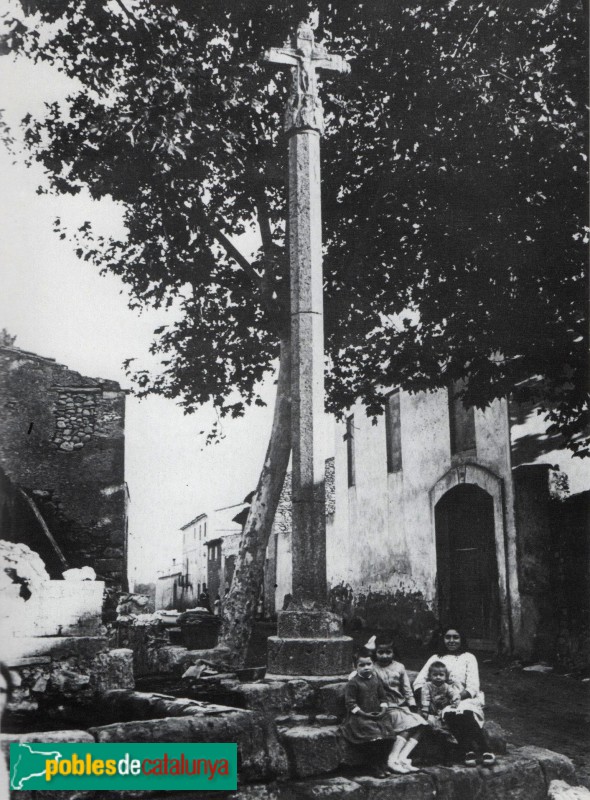 Alcover - Creu del portal de Sant Miquel (Foto: Albert Bastardes -del llibre Les Creus al Vent-, 1913) Alcover - Creu del portal de Sant Miquel