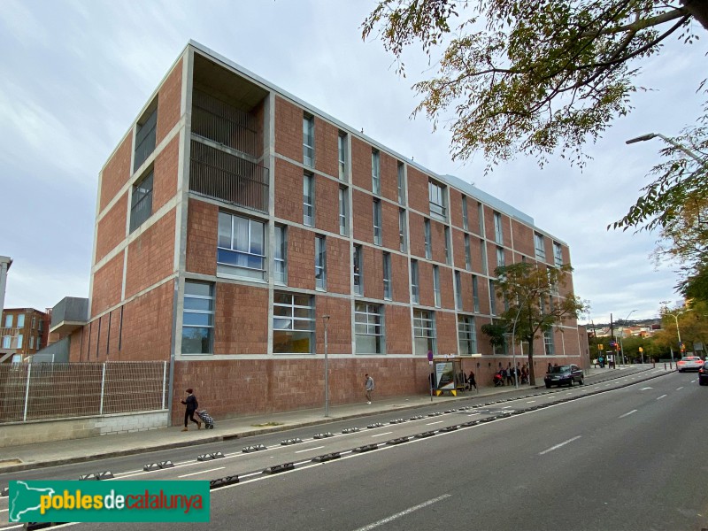 Barcelona - Escola Can Fabra, façana carrer Segre (Foto: Albert Esteves, 2019) Barcelona - Escola Can Fabra, façana carrer Segre