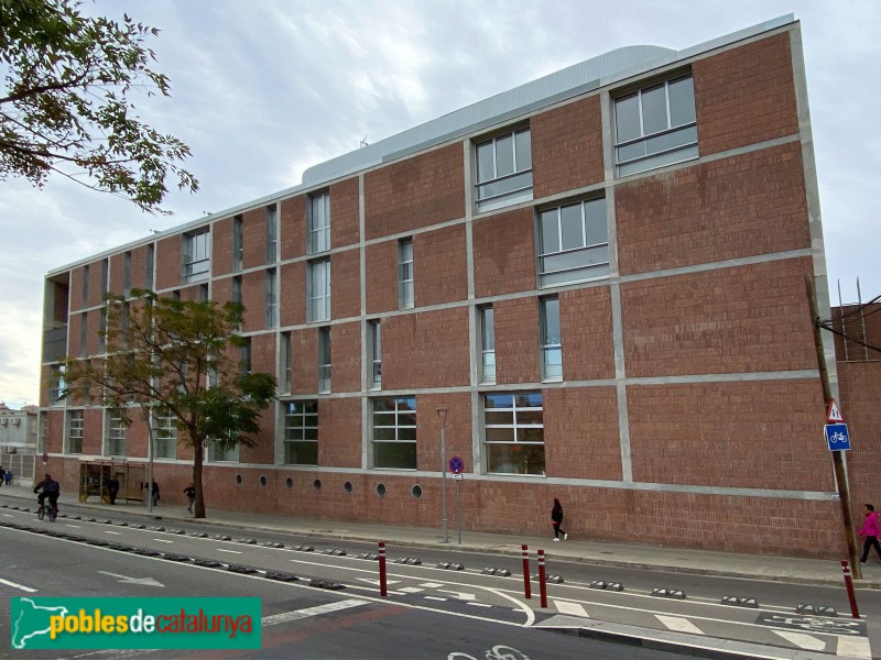 Barcelona - Escola Can Fabra, façana carrer Segre (Foto: Albert Esteves, 2019) Barcelona - Escola Can Fabra, façana carrer Segre