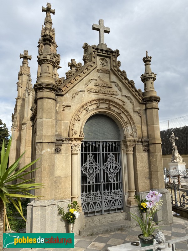 Arenys de Mar - Cementiri. Panteó Ignàsia Tarré (Antoni Rovira Rabassa, 1887) (Foto: Albert Esteves, 2019) Arenys de Mar - Cementiri. Panteó Ignàsia Tarré (Antoni Rovira Rabassa, 1887)