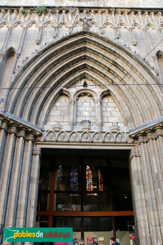 Església de Santa Maria del Pi. Porta principal (Foto: Albert Esteves, 2019) Església de Santa Maria del Pi. Porta principal