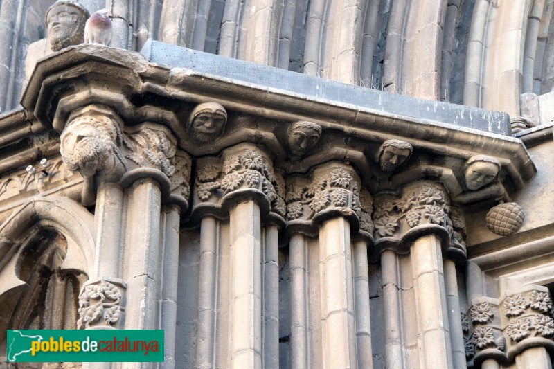 Església de Santa Maria del Pi. Porta principal (Foto: Albert Esteves, 2019) Església de Santa Maria del Pi. Porta principal