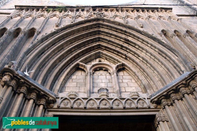 Església de Santa Maria del Pi. Porta principal (Foto: Albert Esteves, 2019) Església de Santa Maria del Pi. Porta principal