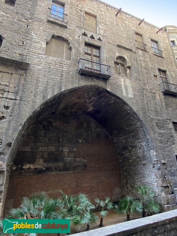 Barcelona - Muralles del carrer Sotstinent Navarro (Foto: Albert Esteves, 2019) Barcelona - Muralles del carrer Sotstinent Navarro