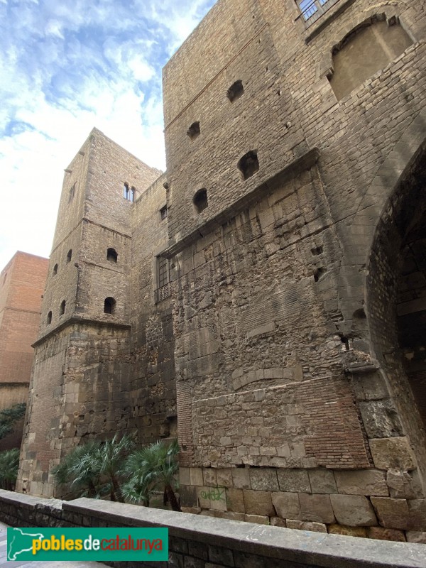 Barcelona - Muralles del carrer Sotstinent Navarro (Foto: Albert Esteves, 2019) Barcelona - Muralles del carrer Sotstinent Navarro