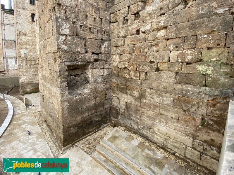 Barcelona - Muralles del carrer Sotstinent Navarro (Foto: Albert Esteves, 2019) Barcelona - Muralles del carrer Sotstinent Navarro