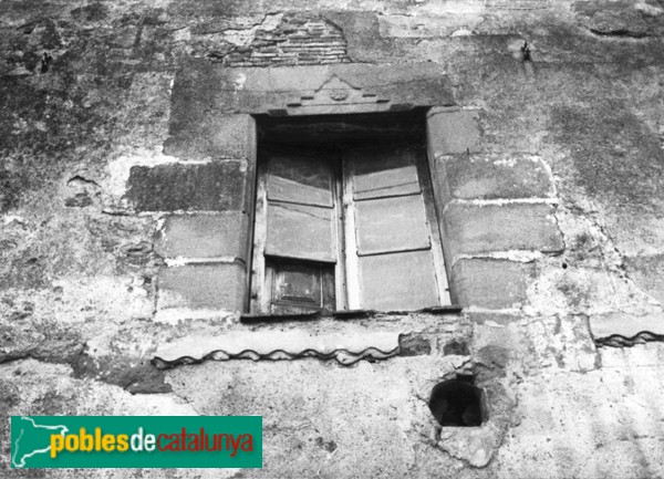 Folgueroles - El Raurell. Finestra antiga (Foto: <i>Carme Torrents -Invarquit.cultura.gencat.cat-</i>, 1986) Folgueroles - El Raurell. Finestra antiga