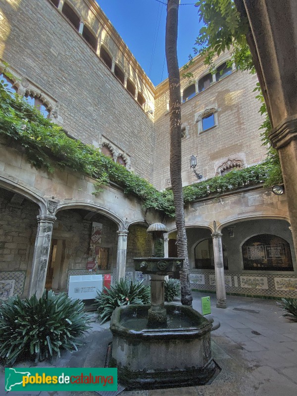 Barcelona - Casa de l'Ardiaca, claustre (Foto: Albert Esteves, 2019) Barcelona - Casa de l'Ardiaca, claustre