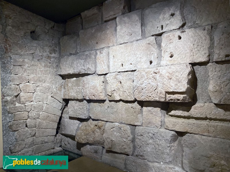 Barcelona - Casa de l'Ardiaca, muralla romana (Foto: Albert Esteves, 2019) Barcelona - Casa de l'Ardiaca, muralla romana