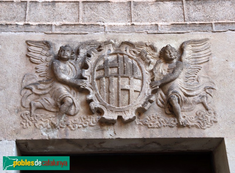 Barcelona - Casa de l'Ardiaca, llinda procedent del convent del Carme (Foto: Albert Esteves, 2019) Barcelona - Casa de l'Ardiaca, llinda procedent del convent del Carme