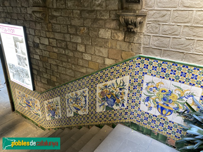 Barcelona - Casa de l'Ardiaca, claustre. Mosaics (Foto: Albert Esteves, 2019) Barcelona - Casa de l'Ardiaca, claustre. Mosaics