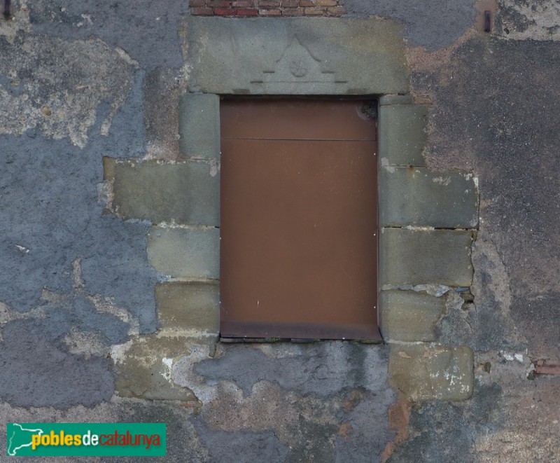 Folgueroles - El Raurell. Finestra antiga amb llinda decorada (Foto: Graciel·la Vidal, 2020) Folgueroles - El Raurell. Finestra antiga amb llinda decorada