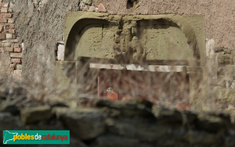 Folgueroles - Torre de Morgadès. Detall del portal d'entrada amb l'escut (Foto: Graciel·la Vidal, 2017) Folgueroles - Torre de Morgadès. Detall del portal d'entrada amb l'escut