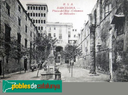 Barcelona - Una de les columnes, situada a la plaça del Rei (postal antiga) Barcelona - Una de les columnes, situada a la plaça del Rei (postal antiga)