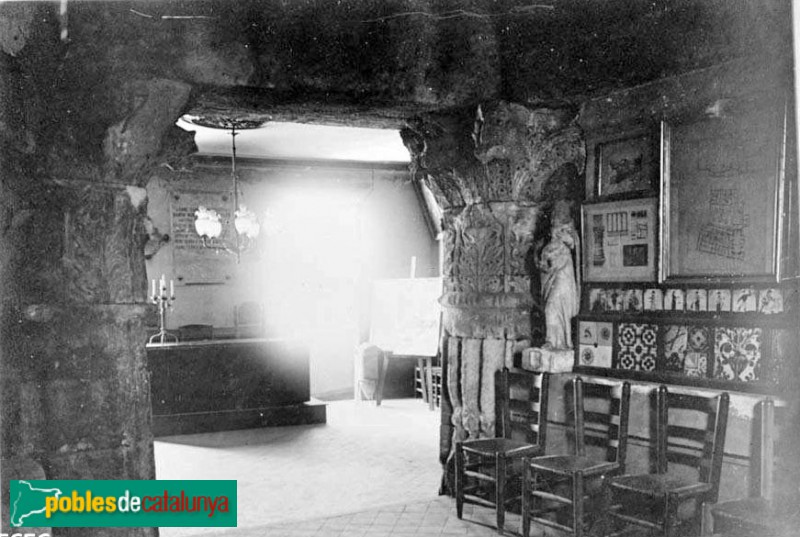 Barcelona - Columnes del temple romà, abans de la reforma (Foto: Anònim -Arxiu fotogràfic C.E.C.-, inicis segle XX) Barcelona - Columnes del temple romà, abans de la reforma