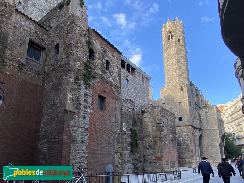 Barcelona - Muralles a la plaça Ramon Berenguer