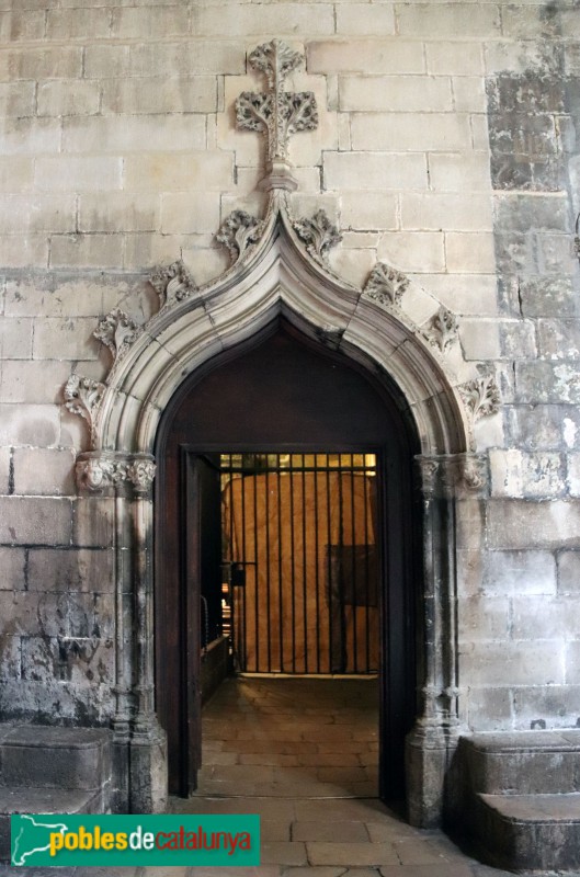 Barcelona - Catedral. Porta de la capella de Santa Llúcia, des del claustre (Foto: Albert Esteves, 2020) Barcelona - Catedral. Porta de la capella de Santa Llúcia, des del claustre