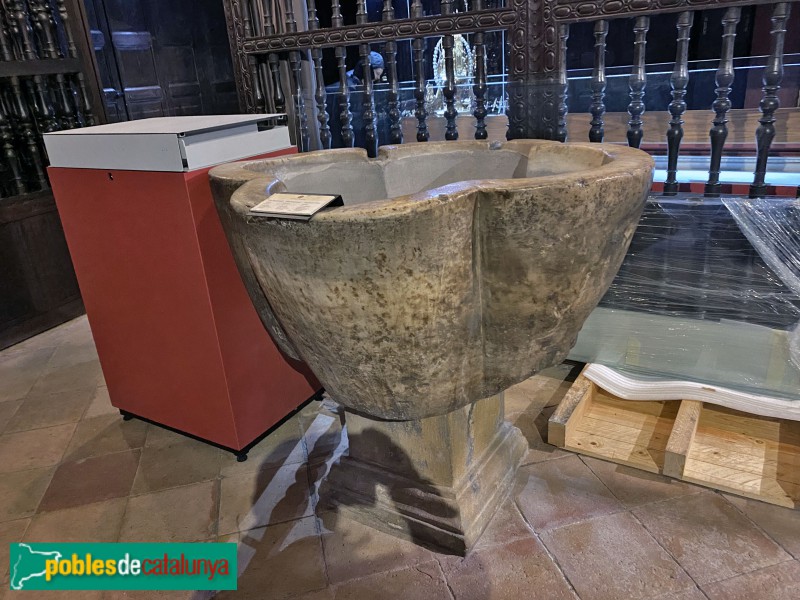 Barcelona - Museu catedral. Pica baptismal romànica (Foto: Albert Esteves, 2020) Barcelona - Museu catedral. Pica baptismal romànica