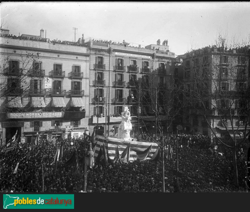 Barcelona - Monument a Pitarra, el dia de la inauguració (Foto: Josep M. Co de Triola -Arxiu Fotogràfic Centre Excursionista de Catalunya-, c.1906) Barcelona - Monument a Pitarra, el dia de la inauguració