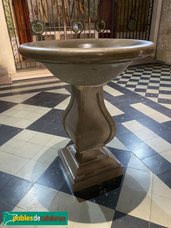 Esparreguera - Església de Santa Eulàlia, pica beneïtera (Foto: Albert Esteves, 2020) Esparreguera - Església de Santa Eulàlia, pica beneïtera