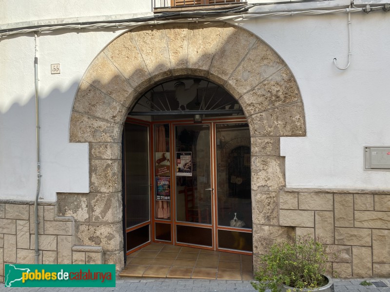 Esparreguera - Portal antic del carrer Cavallers (Foto: Albert Esteves, 2020) Esparreguera - Portal antic del carrer Cavallers