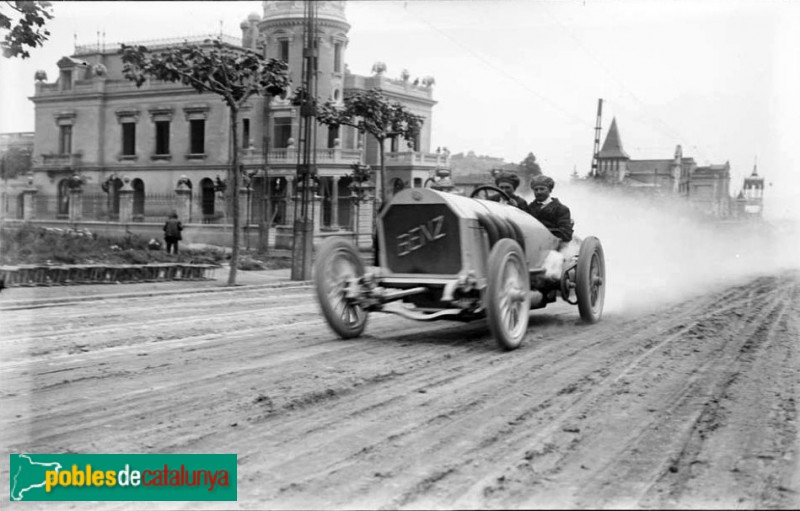Barcelona - Av. Tibidabo, 30, durant una cursa automobilística (Foto: <i>Josep M. Co de Triola -Arxiu Fotogràfic Centre Excursionista de Catalunya-</i>, 1914) Barcelona - Av. Tibidabo, 30, durant una cursa automobilística