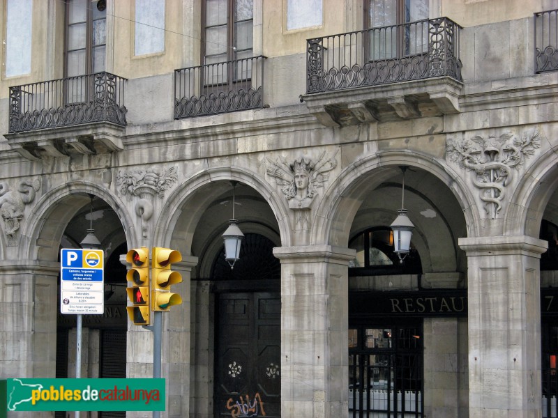 Barcelona - Porxos d'en Xifré (Foto: Albert Esteves, 2006) Barcelona - Porxos d'en Xifré