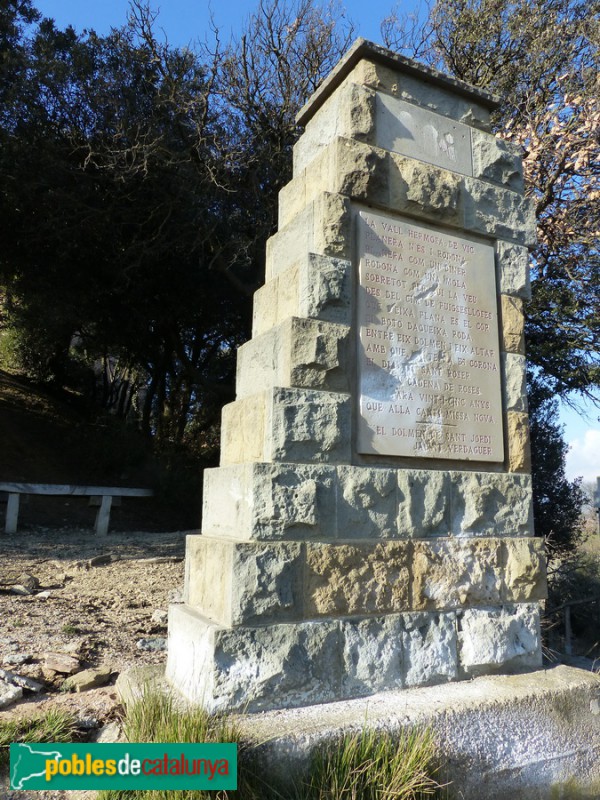 Folgueroles - Ruta verdagueriana. Monòlit a prop de l'ermita de Sant Jordi i el dolmen (Foto: Graciel·la Vidal, 2020) Folgueroles - Ruta verdagueriana. Monòlit a prop de l'ermita de Sant Jordi i el dolmen