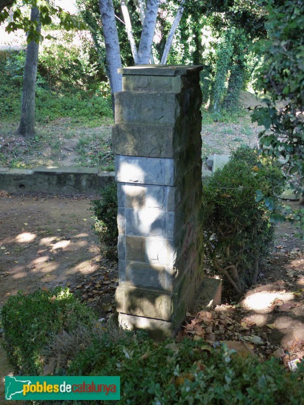 Folgueroles - Ruta verdagueriana. Monòlit a prop de La Ricardera (Foto: Graciel·la Vidal, 2017) Folgueroles - Ruta verdagueriana. Monòlit a prop de La Ricardera