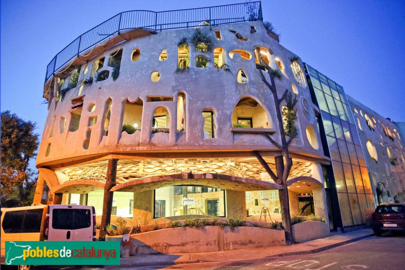 Folgueroles - Edifici Jufré. Vista nocturna (Foto: <i>El 9 nou /vidresif</i>) Folgueroles - Edifici Jufré. Vista nocturna