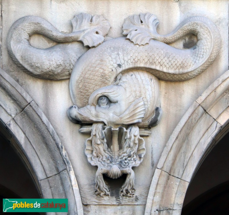 Barcelona - Porxos d'en Xifré. Relleus entre els arcs (Foto: Albert Esteves, 2020) Barcelona - Porxos d'en Xifré. Relleus entre els arcs