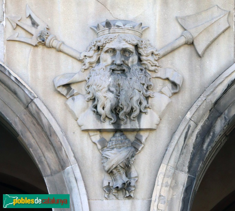 Barcelona - Porxos d'en Xifré. Relleus entre els arcs (Foto: Albert Esteves, 2020) Barcelona - Porxos d'en Xifré. Relleus entre els arcs