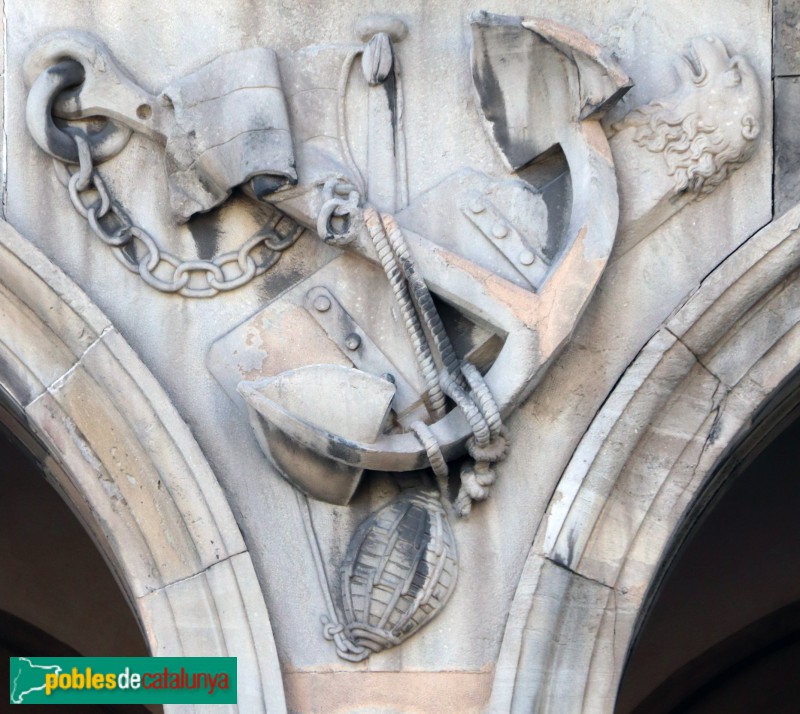 Barcelona - Porxos d'en Xifré. Relleus entre els arcs (Foto: Albert Esteves, 2020) Barcelona - Porxos d'en Xifré. Relleus entre els arcs