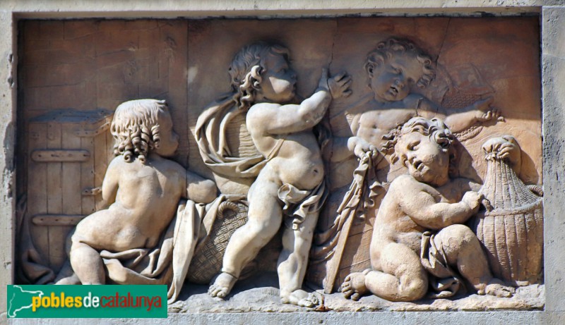 Barcelona - Porxos d'en Xifré. Relleus amb putti (Foto: Albert Esteves, 2020) Barcelona - Porxos d'en Xifré. Relleus amb putti