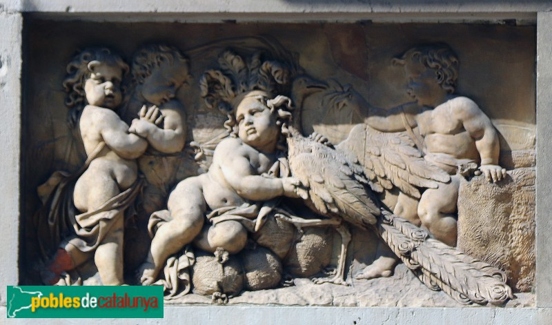 Barcelona - Porxos d'en Xifré. Relleus amb putti (Foto: Albert Esteves, 2020) Barcelona - Porxos d'en Xifré. Relleus amb putti