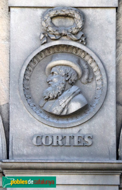 Barcelona - Porxos d'en Xifré. Medallons amb busts (Foto: Albert Esteves, 2020) Barcelona - Porxos d'en Xifré. Medallons amb busts