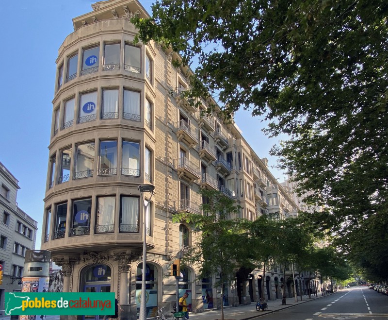 Barcelona - Trafalgar, 10-14. Cantonada Ortigosa (Foto: Albert Esteves, 2020) Barcelona - Trafalgar, 10-14. Cantonada Ortigosa