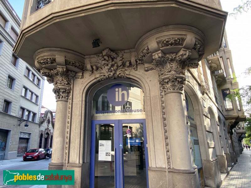 Barcelona - Trafalgar, 10-14. Cantonada Ortigosa (Foto: Albert Esteves, 2020) Barcelona - Trafalgar, 10-14. Cantonada Ortigosa