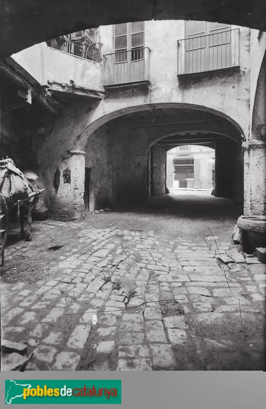 Barcelona - Hostal d'en Girona (Foto: <i>Adolf Mas. Arxiu Fotogràfic de Barcelona</i>, 1908) Barcelona - Hostal d'en Girona
