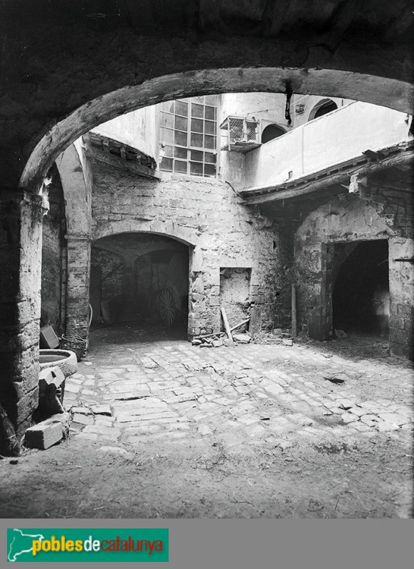 Barcelona - Hostal d'en Girona Adolf Mas (Foto: <i>Adolf Mas. Arxiu Fotogràfic de Barcelona</i>, 1908) Barcelona - Hostal d'en Girona Adolf Mas