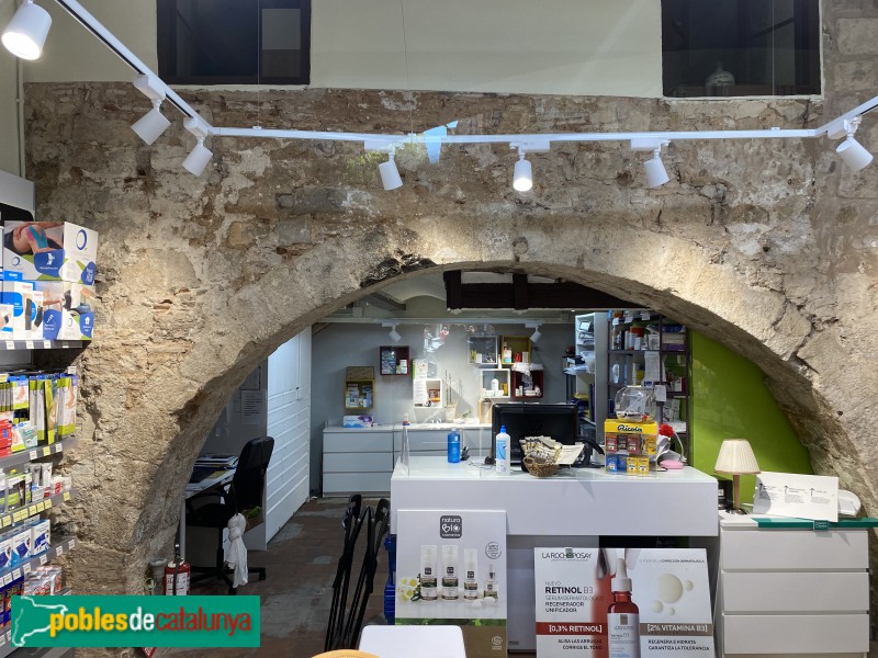 Barcelona - Farmàcia de la Llana. Arc del segle XIII (Foto: Albert Esteves, 2020) Barcelona - Farmàcia de la Llana. Arc del segle XIII