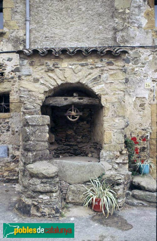 Cruïlles - Pou del segle XVII (Foto: Germà Garcia -Arxiu fotogràfic Centre Excursionista de Catalunya-, 1994) Cruïlles - Pou del segle XVII