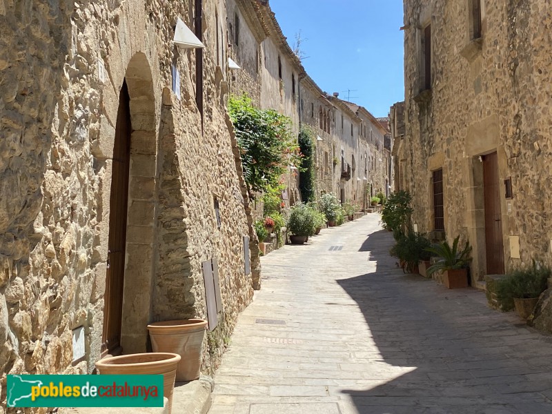 Monells - Carrer Vilanova (Foto: Albert Esteves, 2020) Monells - Carrer Vilanova