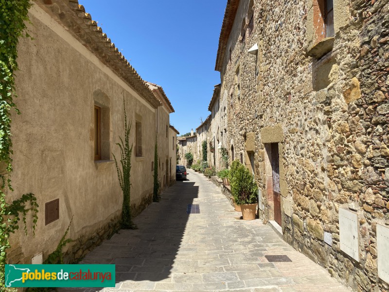 Monells - Carrer Vilanova (Foto: Albert Esteves, 2020) Monells - Carrer Vilanova