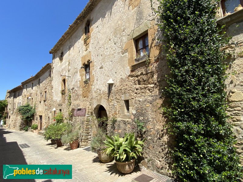 Monells - Carrer Vilanova (Foto: Albert Esteves, 2020) Monells - Carrer Vilanova