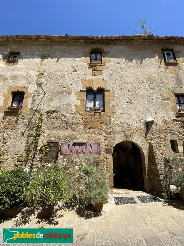 Monells - Carrer Vilanova (Foto: Albert Esteves, 2020) Monells - Carrer Vilanova