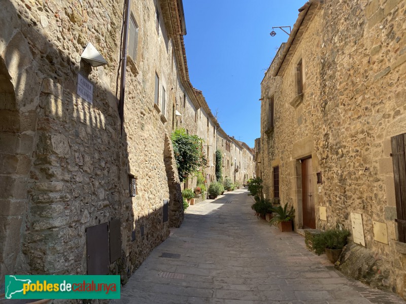 Monells - Carrer Vilanova (Foto: Albert Esteves, 2020) Monells - Carrer Vilanova