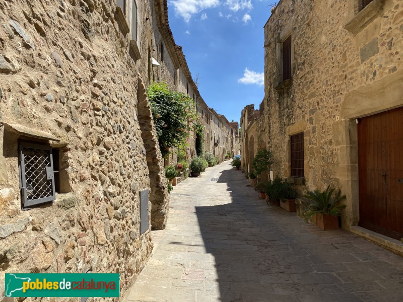 Monells - Carrer Vilanova (Foto: Albert Esteves, 2020) Monells - Carrer Vilanova